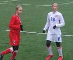 Karolína Dlouhá (vpravo v bílém)