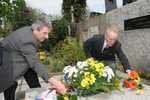 Dr. Josef Šebesta a Karel Bělohoubek u hrobu Františka Kmocha